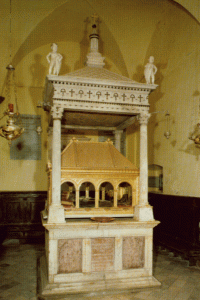 Santuario: tempietto, opera del Civitali.